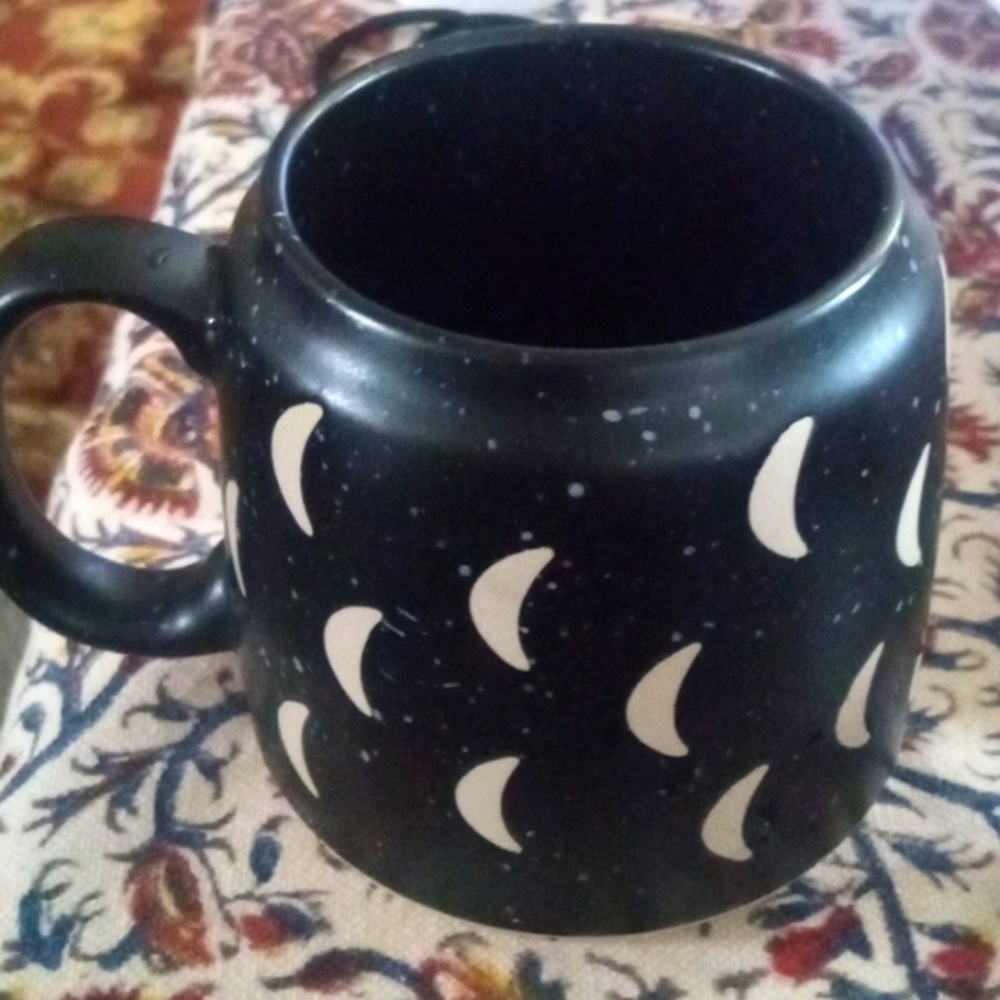 Puebla Collection Half Moon Black and White Stonewear Mug 10 oz